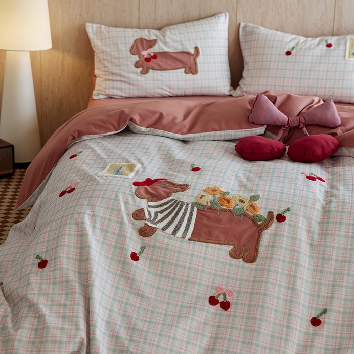 91家纺网 家纺一手货源 找家纺 风向标家纺 2025新款全棉50s磨毛数码印花毛巾绣四件套-风格一 樱桃腊肠狗