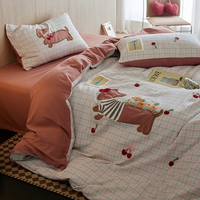 91家纺网 家纺一手货源 找家纺 风向标家纺 2025新款全棉50s磨毛数码印花毛巾绣四件套-风格一 樱桃腊肠狗