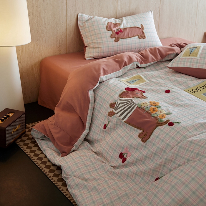 91家纺网 家纺一手货源 找家纺 风向标家纺 2025新款全棉50s磨毛数码印花毛巾绣四件套-风格一 樱桃腊肠狗