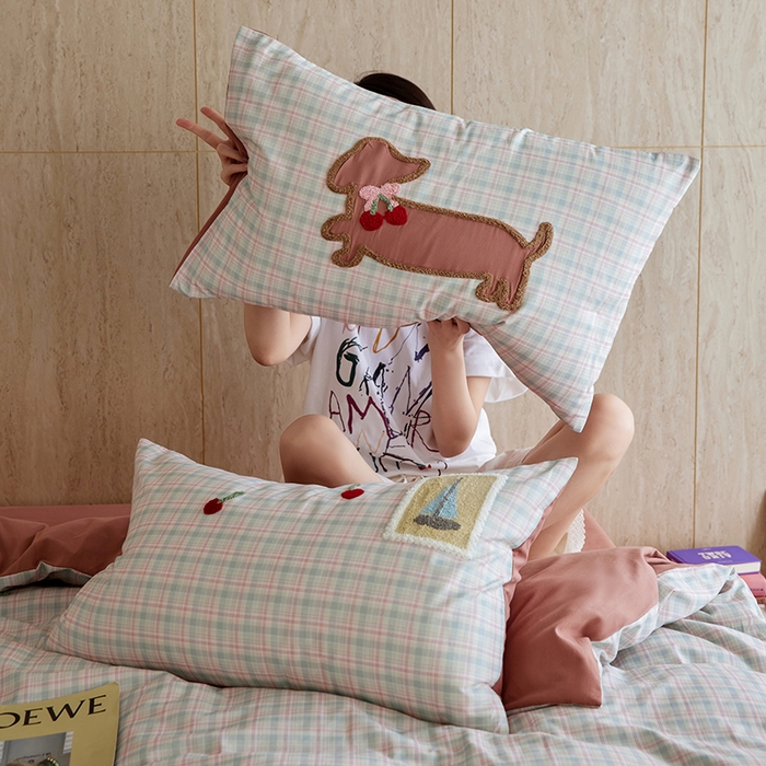 91家纺网 家纺一手货源 找家纺 风向标家纺 2025新款全棉50s磨毛数码印花毛巾绣四件套-风格一 樱桃腊肠狗