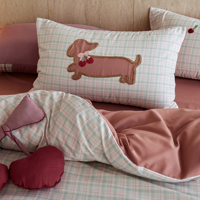 91家纺网 家纺一手货源 找家纺 风向标家纺 2025新款全棉50s磨毛数码印花毛巾绣四件套-风格一 樱桃腊肠狗