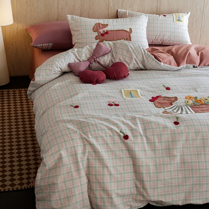 91家纺网 家纺一手货源 找家纺 风向标家纺 2025新款全棉50s磨毛数码印花毛巾绣四件套-风格一 樱桃腊肠狗