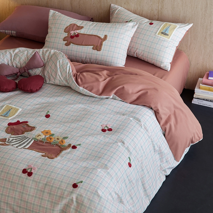 91家纺网 家纺一手货源 找家纺 风向标家纺 2025新款全棉50s磨毛数码印花毛巾绣四件套-风格一 樱桃腊肠狗