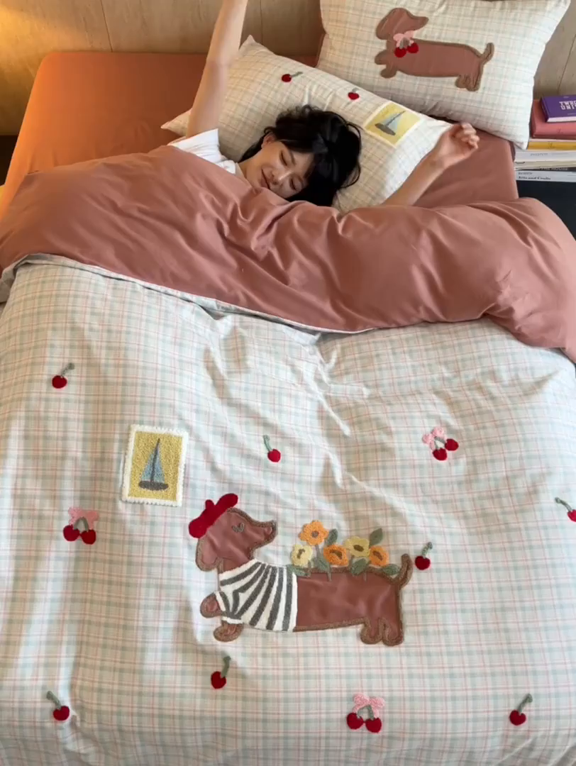 91家纺网 家纺一手货源 找家纺 风向标家纺 2025新款全棉50s磨毛数码印花毛巾绣四件套-风格一 樱桃腊肠狗