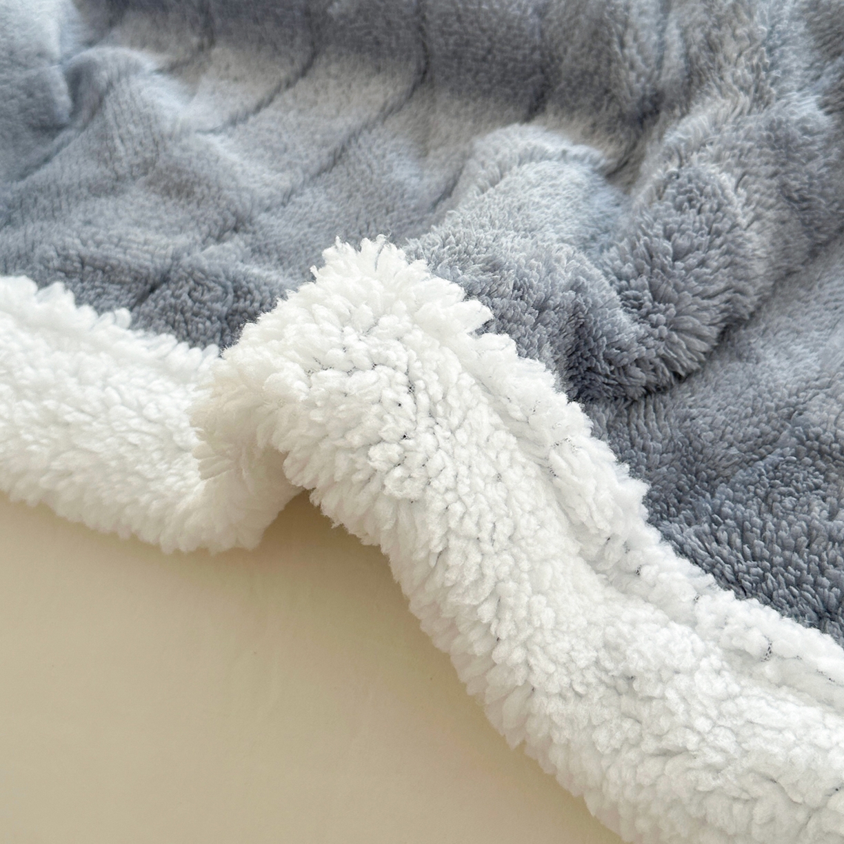 91家纺网 家纺一手货源 找家纺 悦织湾家纺 2025新款塔芙绒羊羔绒舒棉绒毛毯交叉纹系列 交叉纹灰蓝