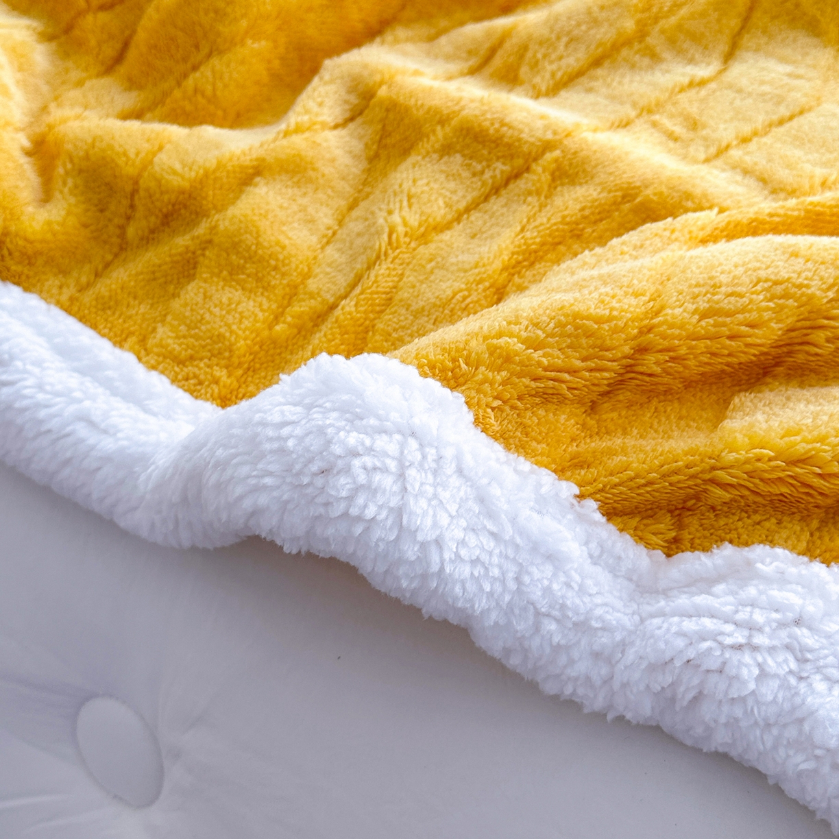 91家纺网 家纺一手货源 找家纺 悦织湾家纺 2025新款塔芙绒羊羔绒舒棉绒毛毯交叉纹系列 交叉纹杏黄