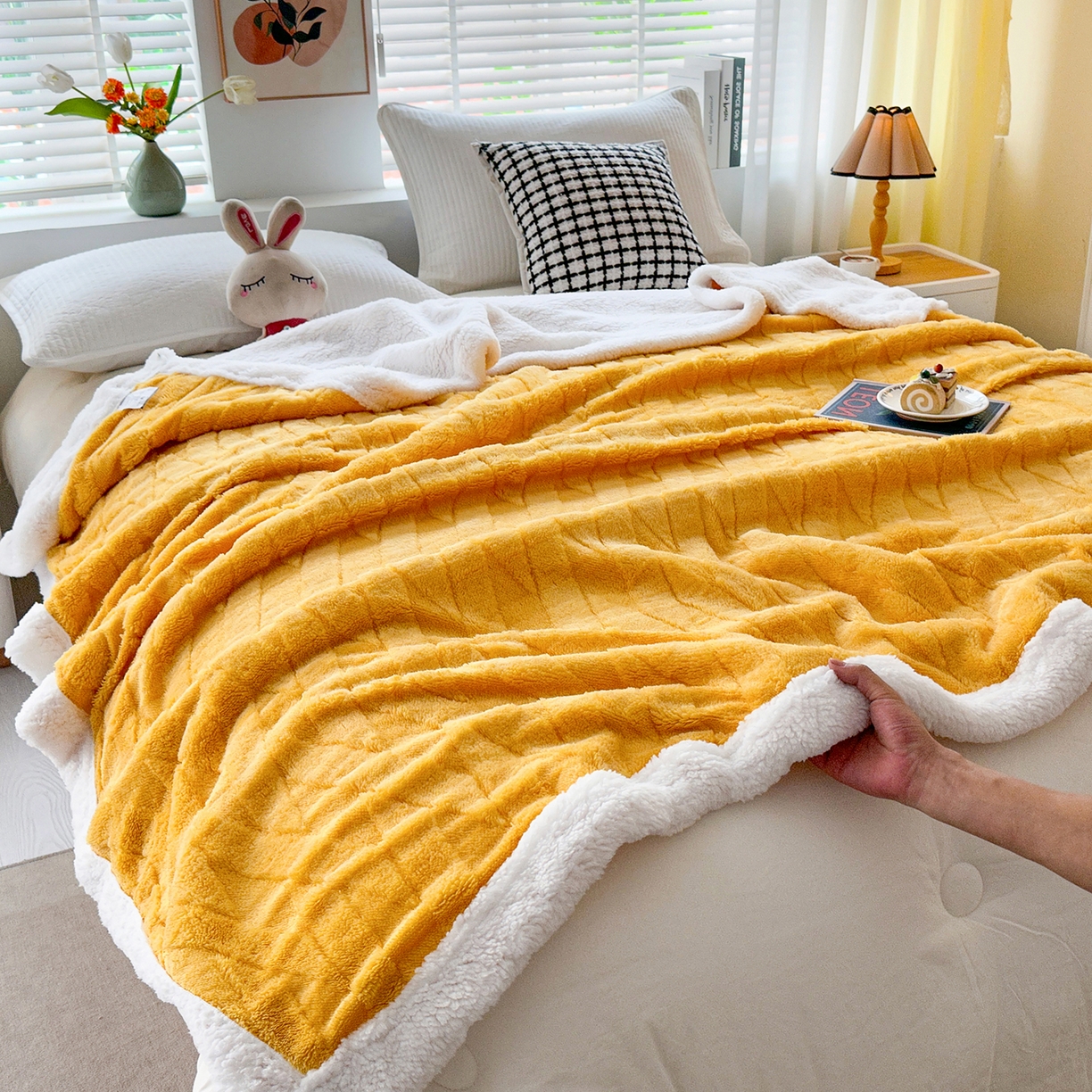 91家纺网 家纺一手货源 找家纺 悦织湾家纺 2025新款塔芙绒羊羔绒舒棉绒毛毯交叉纹系列 交叉纹杏黄