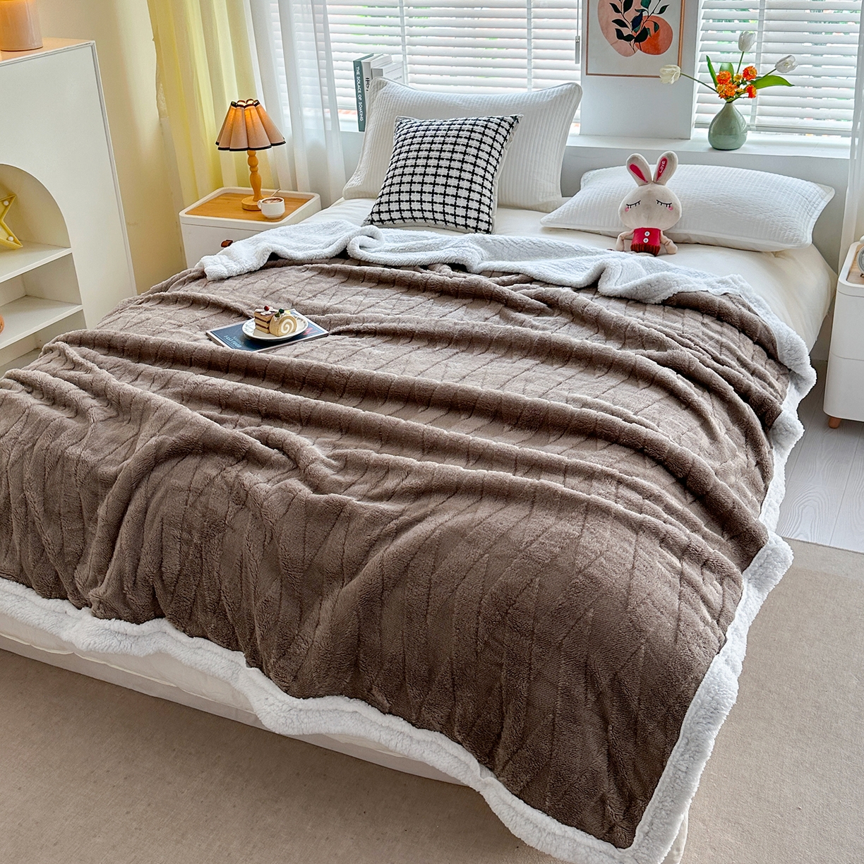 91家纺网 家纺一手货源 找家纺 悦织湾家纺 2025新款塔芙绒羊羔绒舒棉绒毛毯交叉纹系列 交叉纹棕色