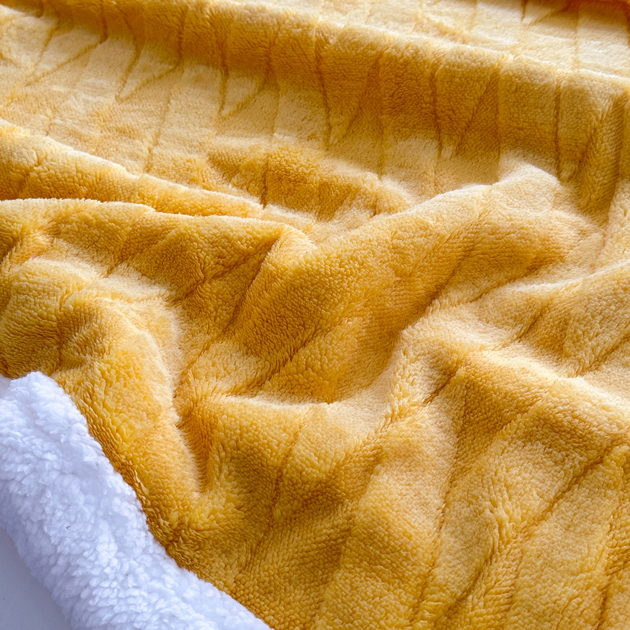 91家纺网 家纺一手货源 找家纺 悦织湾家纺 2025新款塔芙绒羊羔绒舒棉绒毛毯交叉纹系列 交叉纹杏黄