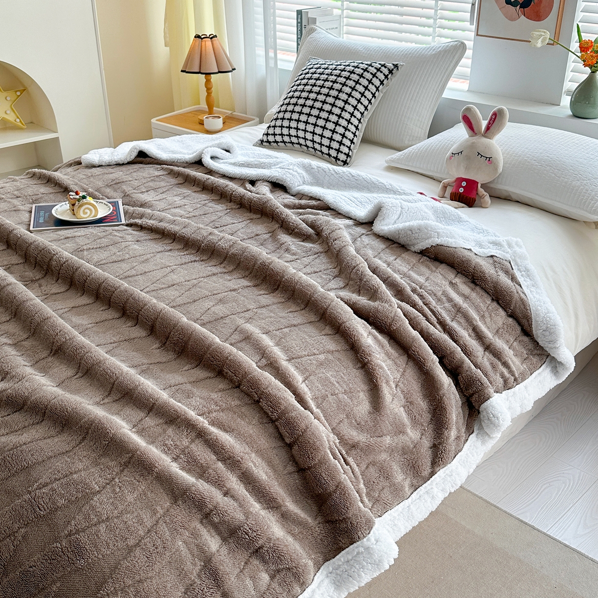 91家纺网 家纺一手货源 找家纺 悦织湾家纺 2025新款塔芙绒羊羔绒舒棉绒毛毯交叉纹系列 交叉纹棕色