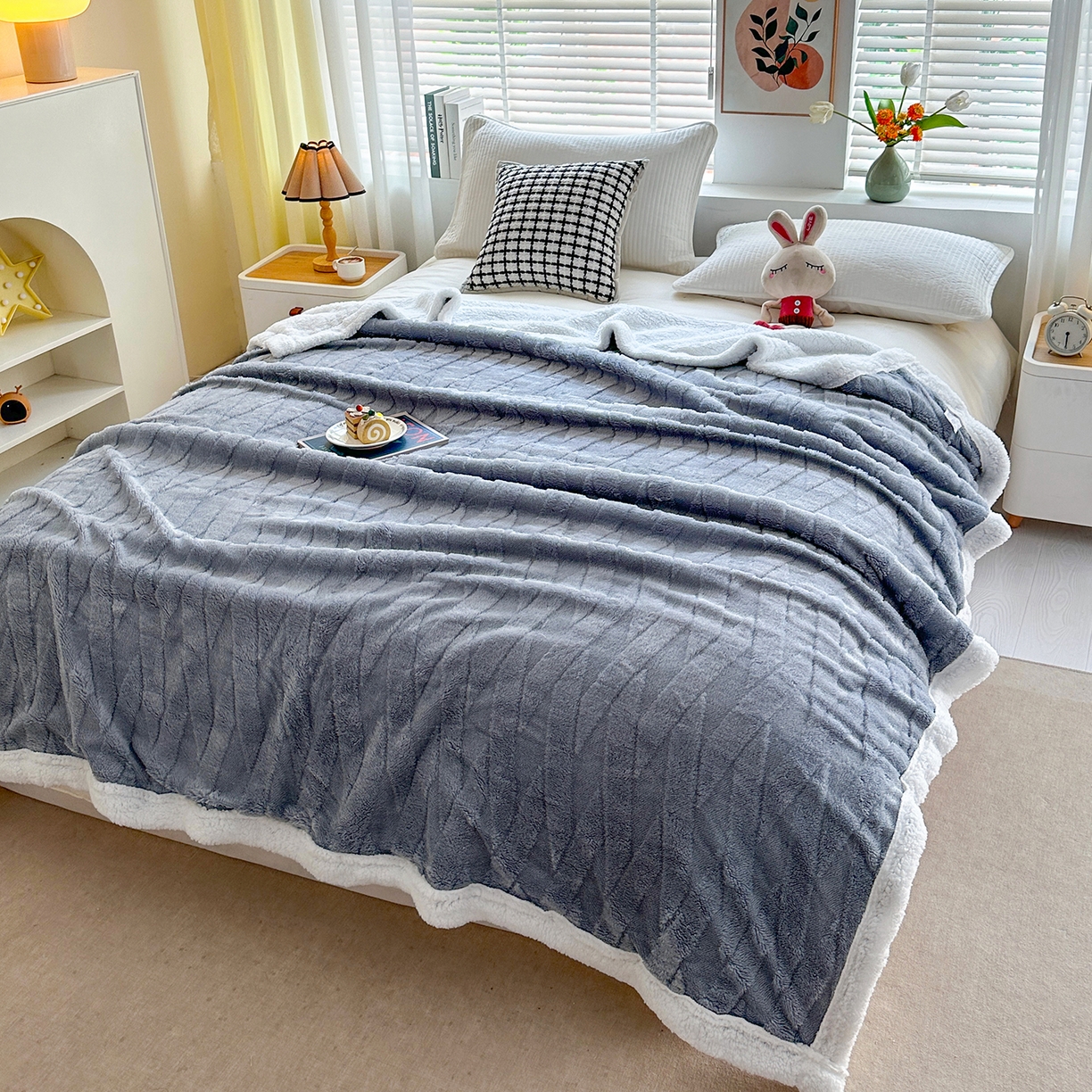 91家纺网 家纺一手货源 找家纺 悦织湾家纺 2025新款塔芙绒羊羔绒舒棉绒毛毯交叉纹系列 交叉纹灰蓝