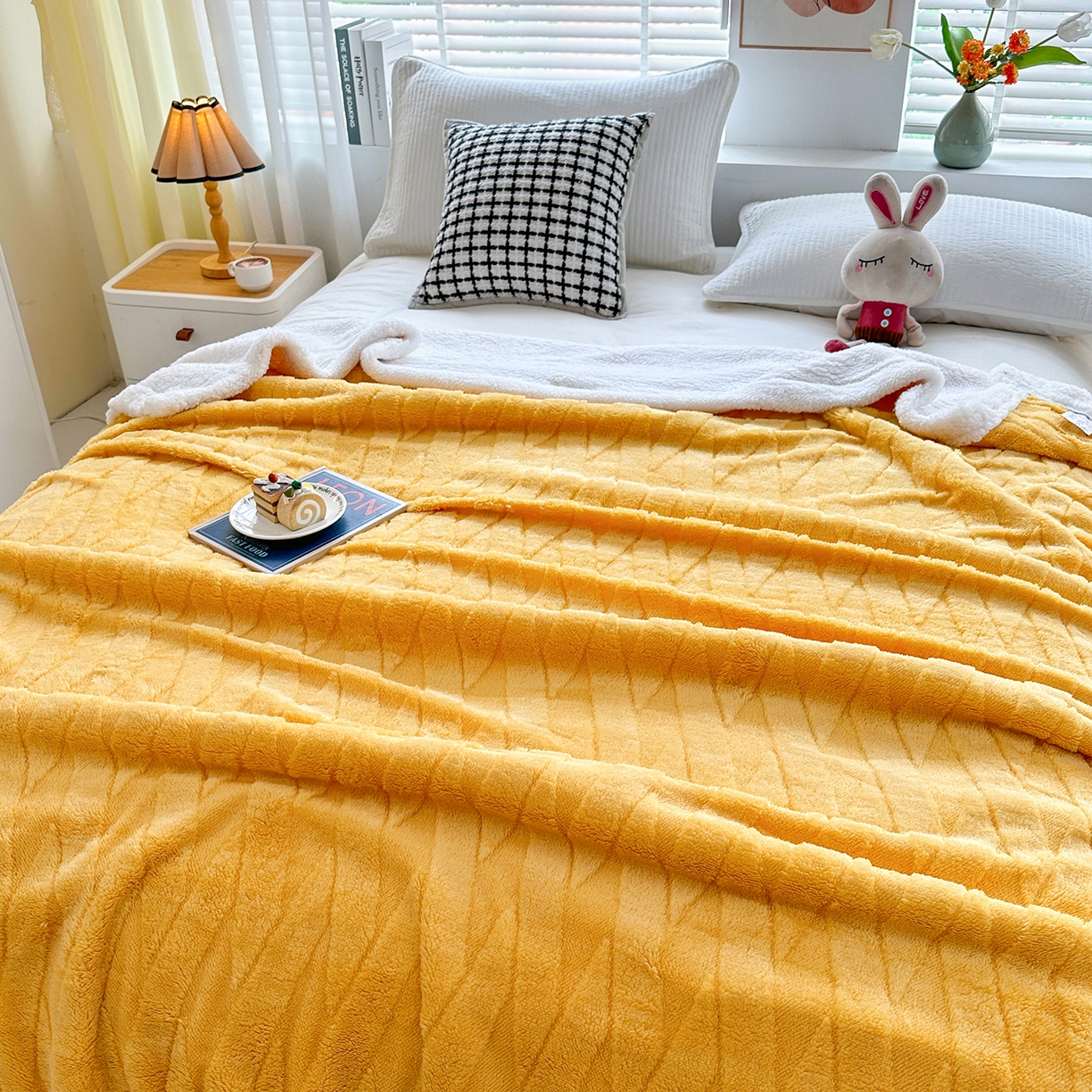 91家纺网 家纺一手货源 找家纺 悦织湾家纺 2025新款塔芙绒羊羔绒舒棉绒毛毯交叉纹系列 交叉纹杏黄