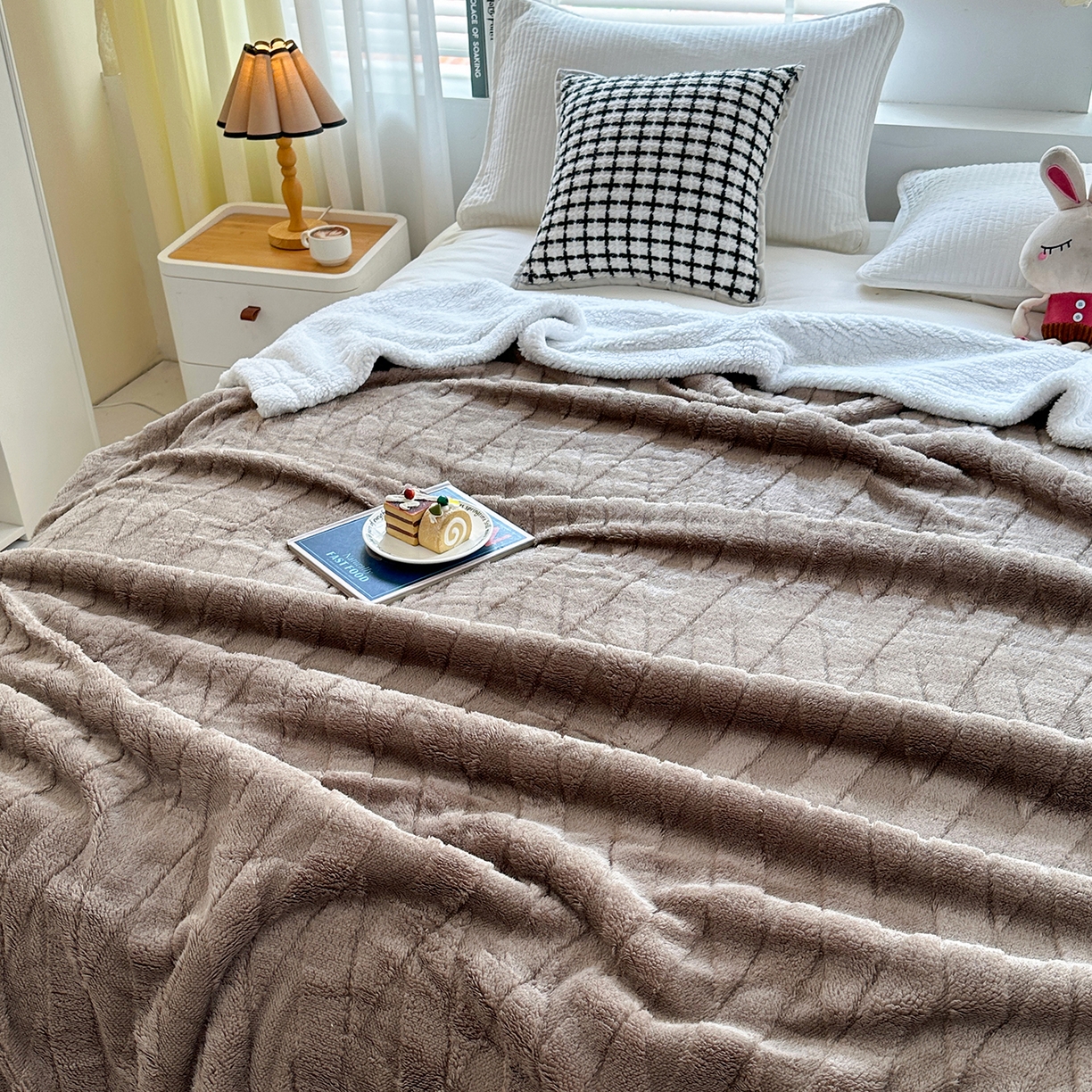 91家纺网 家纺一手货源 找家纺 悦织湾家纺 2025新款塔芙绒羊羔绒舒棉绒毛毯交叉纹系列 交叉纹棕色