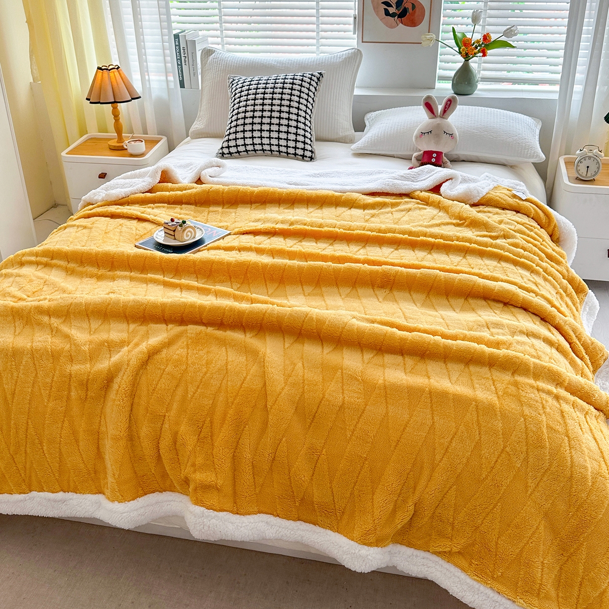 91家纺网 家纺一手货源 找家纺 悦织湾家纺 2025新款塔芙绒羊羔绒舒棉绒毛毯交叉纹系列 交叉纹杏黄