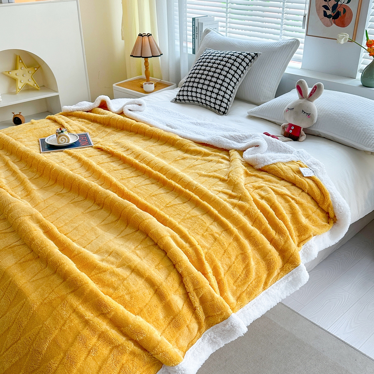 91家纺网 家纺一手货源 找家纺 悦织湾家纺 2025新款塔芙绒羊羔绒舒棉绒毛毯交叉纹系列 交叉纹杏黄