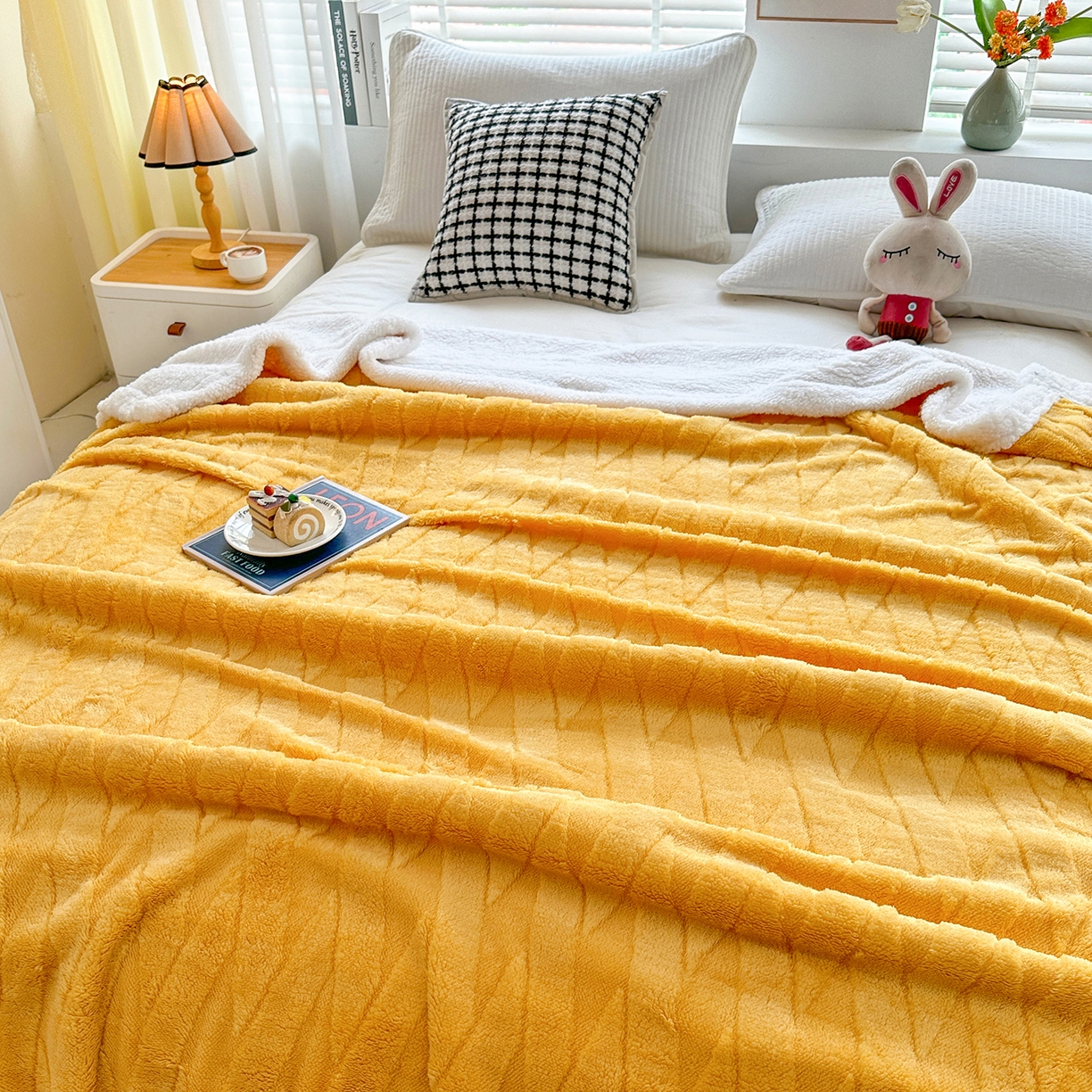 91家纺网 家纺一手货源 找家纺 悦织湾家纺 2025新款塔芙绒羊羔绒舒棉绒毛毯交叉纹系列 交叉纹杏黄