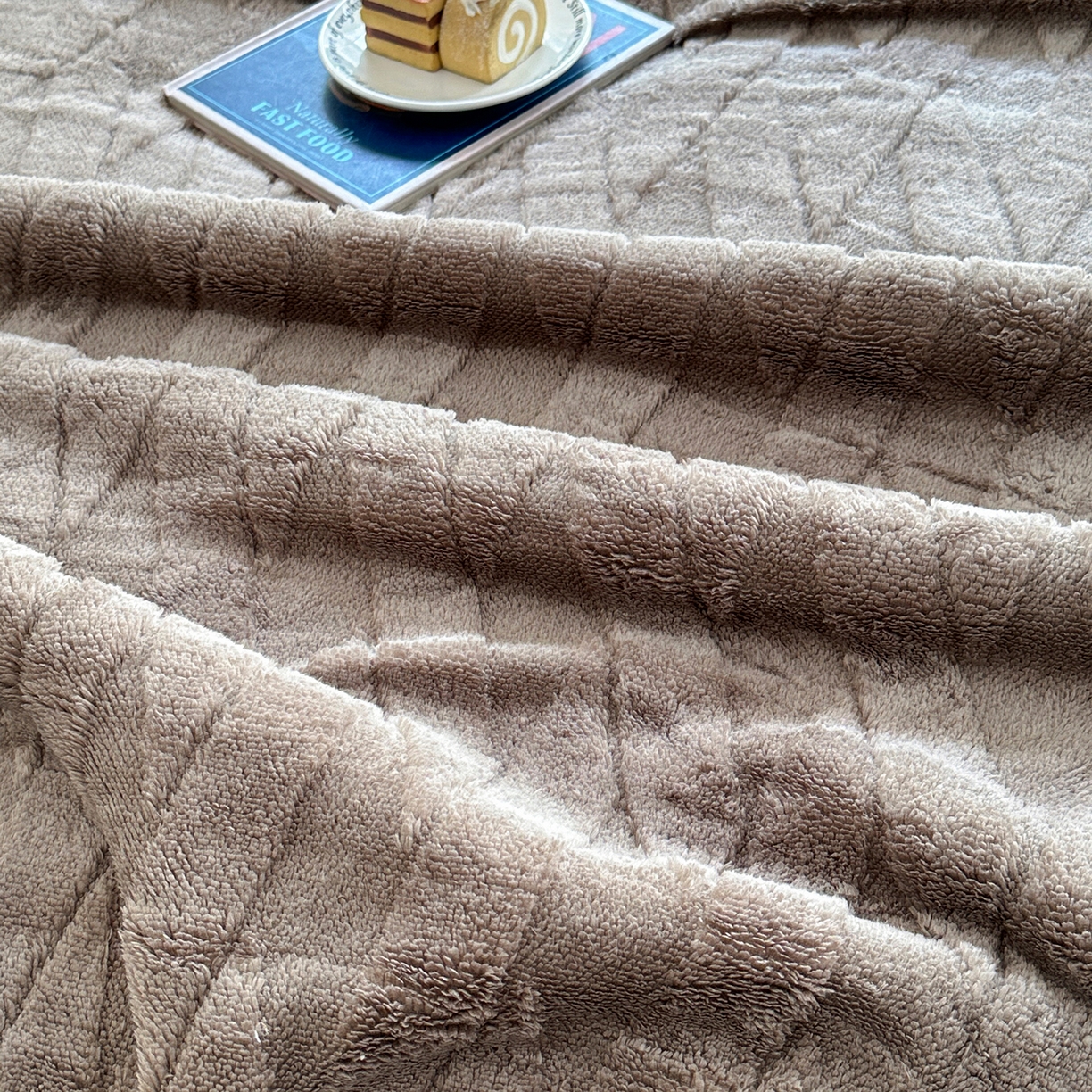 91家纺网 家纺一手货源 找家纺 悦织湾家纺 2025新款塔芙绒羊羔绒舒棉绒毛毯交叉纹系列 交叉纹棕色