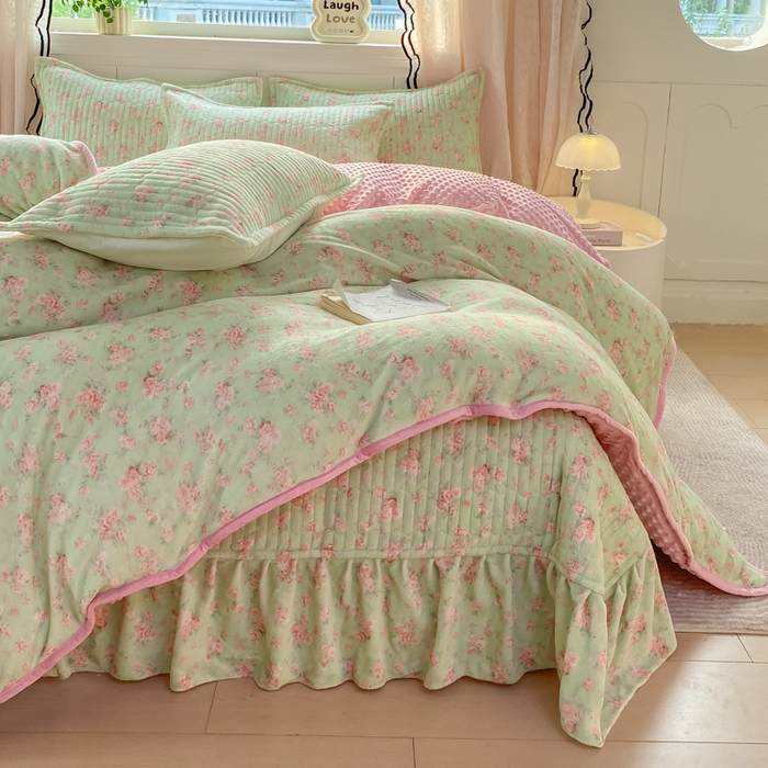 91家纺网 家纺一手货源 找家纺 （总）梦可莱家居 2025秋冬新品豆豆绒床盖大花边四件套