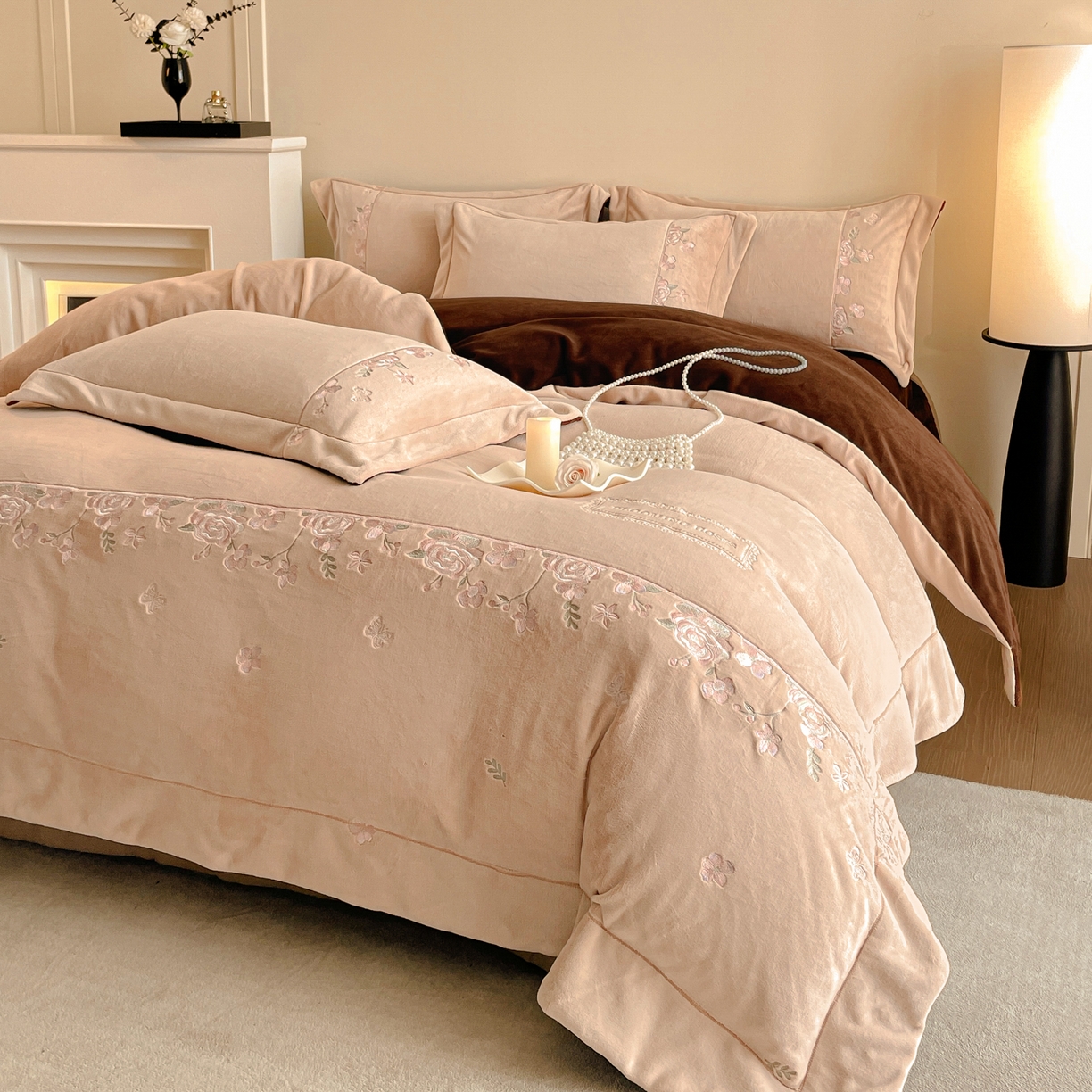 91家纺网 家纺一手货源 找家纺 新方向 2025年 全消光A类刺绣牛奶绒四件套-花意浓 花意浓-香槟咖