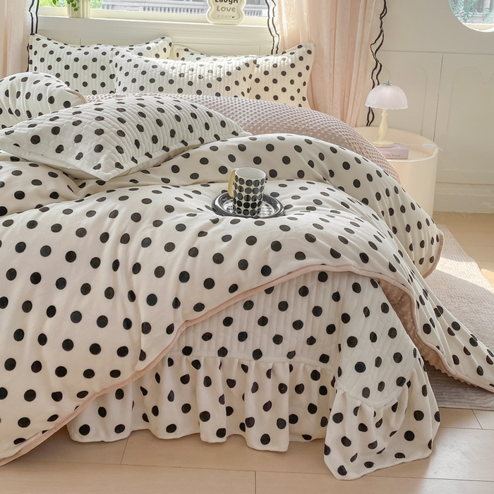 91家纺网 家纺一手货源 找家纺 （总）梦可莱家居 2025秋冬新品豆豆绒床盖大花边四件套