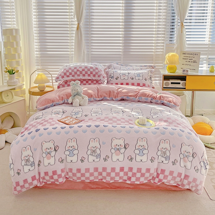 91家纺网 家纺一手货源 找家纺 梵克保罗 2025秋冬新品立体雪花绒单被套牛奶绒法莱绒雕花绒兔毛卡通四件套学生季四件套 爱心熊