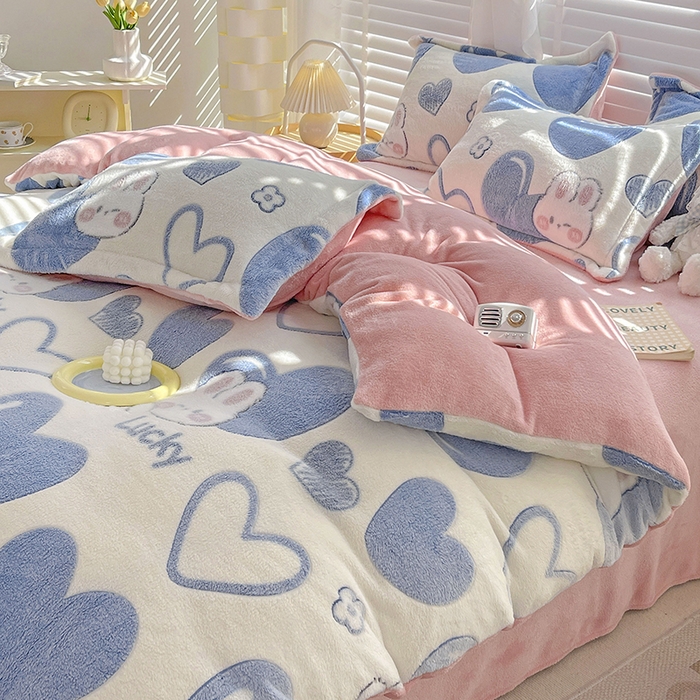 91家纺网 家纺一手货源 找家纺 梵克保罗 2025秋冬新品立体雪花绒单被套牛奶绒法莱绒雕花绒兔毛卡通四件套学生季四件套 爱心兔