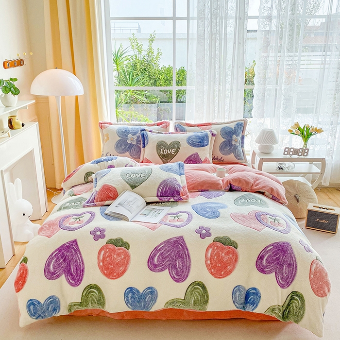 91家纺网 家纺一手货源 找家纺 梵克保罗 2025秋冬新品立体雪花绒单被套牛奶绒法莱绒雕花绒兔毛卡通四件套学生季四件套 爱心樱桃