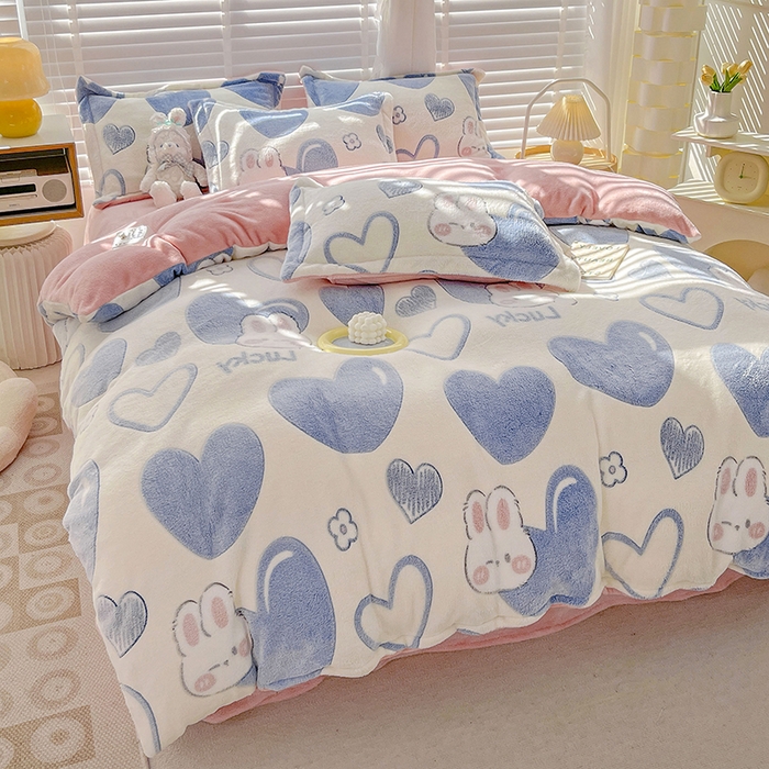 91家纺网 家纺一手货源 找家纺 梵克保罗 2025秋冬新品立体雪花绒单被套牛奶绒法莱绒雕花绒兔毛卡通四件套学生季四件套 爱心兔