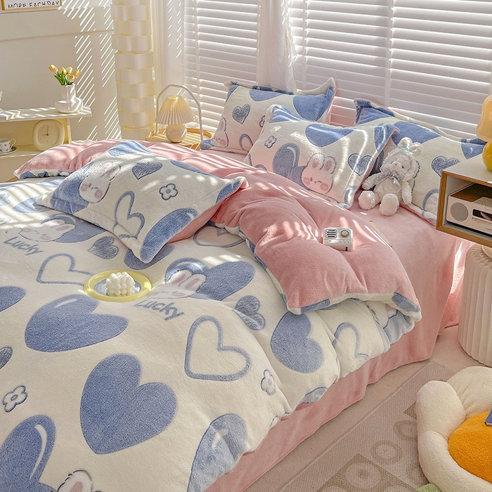 91家纺网 家纺一手货源 找家纺 梵克保罗 2025秋冬新品立体雪花绒单被套牛奶绒法莱绒雕花绒兔毛卡通四件套学生季四件套 爱心兔