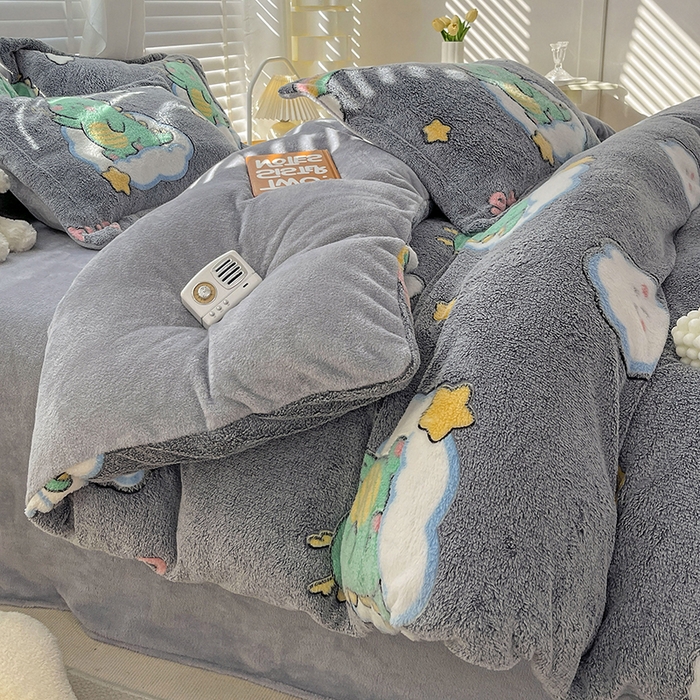 91家纺网 家纺一手货源 找家纺 梵克保罗 2025秋冬新品立体雪花绒单被套牛奶绒法莱绒雕花绒兔毛卡通四件套学生季四件套 小恐龙