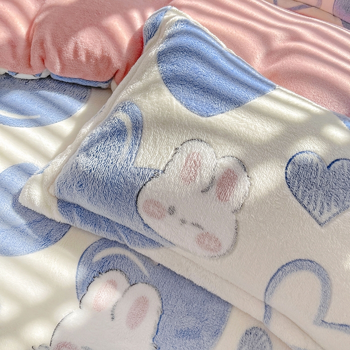 91家纺网 家纺一手货源 找家纺 梵克保罗 2025秋冬新品立体雪花绒单被套牛奶绒法莱绒雕花绒兔毛卡通四件套学生季四件套 爱心兔