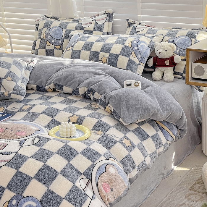 91家纺网 家纺一手货源 找家纺 梵克保罗 2025秋冬新品立体雪花绒单被套牛奶绒法莱绒雕花绒兔毛卡通四件套学生季四件套 太空熊