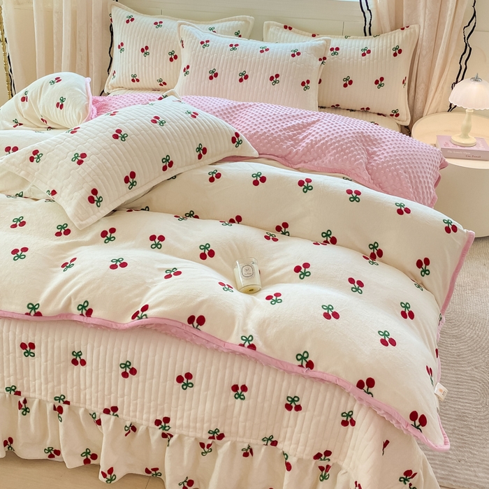 91家纺网 家纺一手货源 找家纺 （总）梦可莱家居 2025秋冬新品豆豆绒床盖大花边四件套