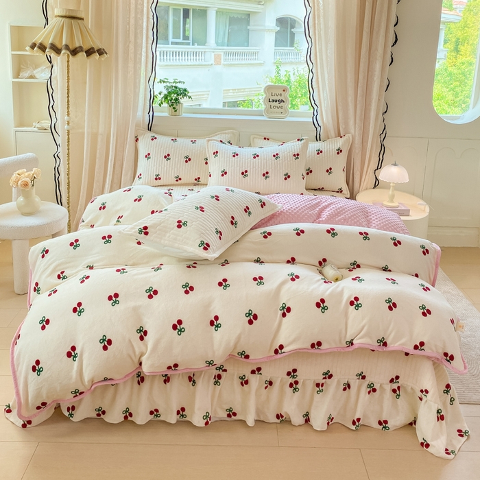 91家纺网 家纺一手货源 找家纺 （总）梦可莱家居 2025秋冬新品豆豆绒床盖大花边四件套