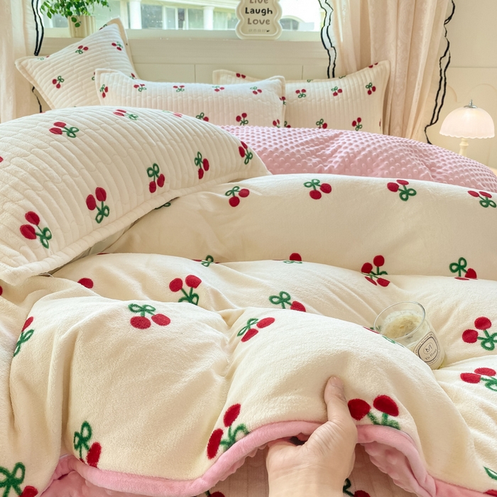 91家纺网 家纺一手货源 找家纺 （总）梦可莱家居 2025秋冬新品豆豆绒床盖大花边四件套