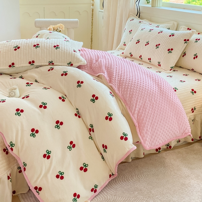 91家纺网 家纺一手货源 找家纺 （总）梦可莱家居 2025秋冬新品豆豆绒床盖大花边四件套