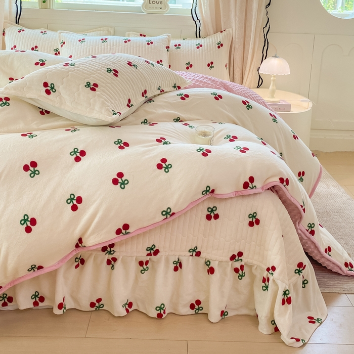 91家纺网 家纺一手货源 找家纺 梦可莱 2023新款加厚保暖高克重牛奶绒刺绣四件套-樱桃 奶咖色