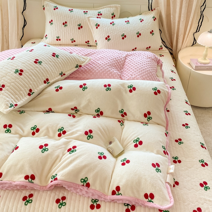 91家纺网 家纺一手货源 找家纺 （总）梦可莱家居 2025秋冬新品豆豆绒床盖大花边四件套