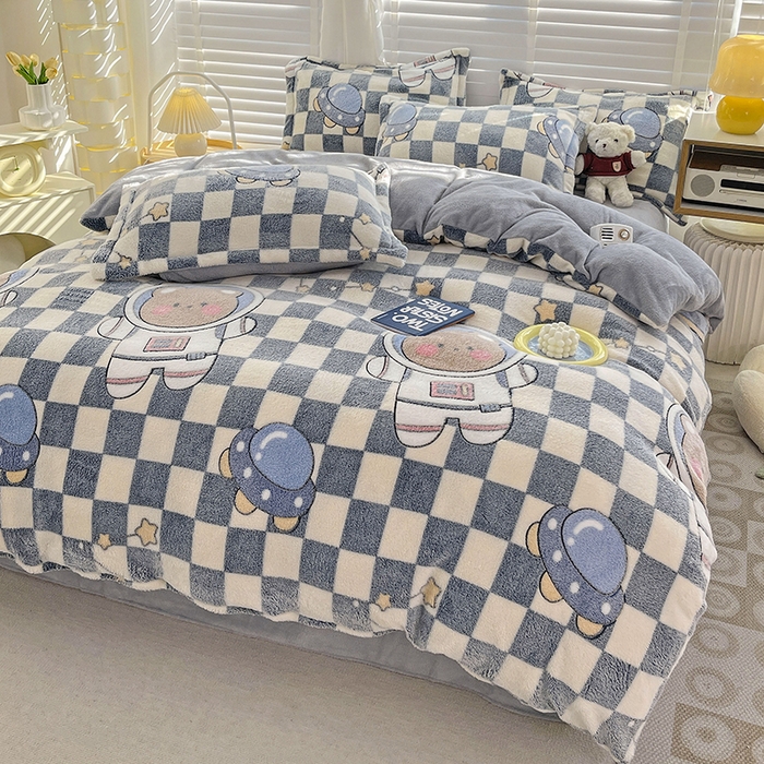 91家纺网 家纺一手货源 找家纺 梵克保罗 2025秋冬新品立体雪花绒单被套牛奶绒法莱绒雕花绒兔毛卡通四件套学生季四件套 太空熊