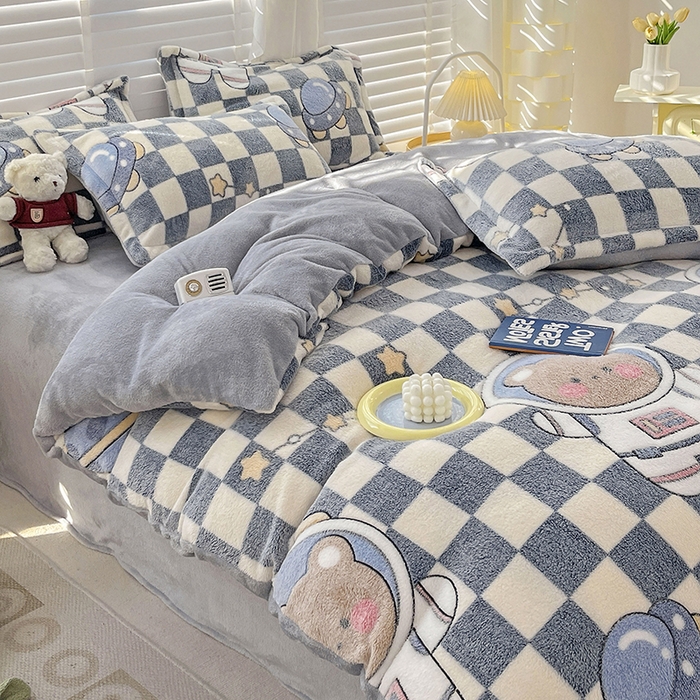 91家纺网 家纺一手货源 找家纺 梵克保罗 2025秋冬新品立体雪花绒单被套牛奶绒法莱绒雕花绒兔毛卡通四件套学生季四件套 太空熊