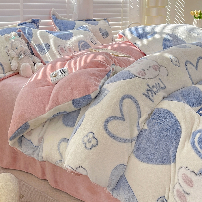 91家纺网 家纺一手货源 找家纺 梵克保罗 2025秋冬新品立体雪花绒单被套牛奶绒法莱绒雕花绒兔毛卡通四件套学生季四件套 爱心兔