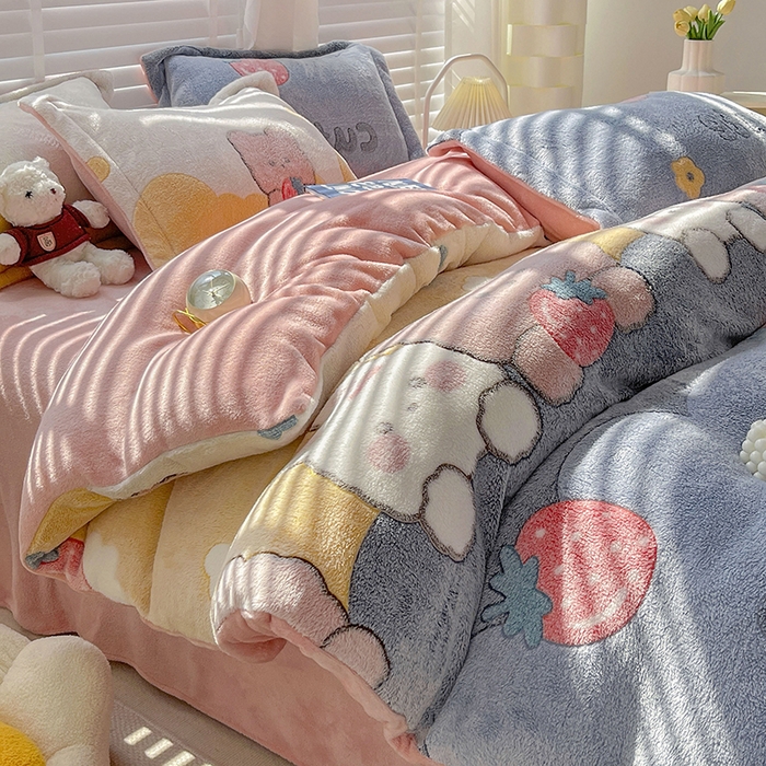 91家纺网 家纺一手货源 找家纺 梵克保罗 2025秋冬新品立体雪花绒单被套牛奶绒法莱绒雕花绒兔毛卡通四件套学生季四件套 草莓熊