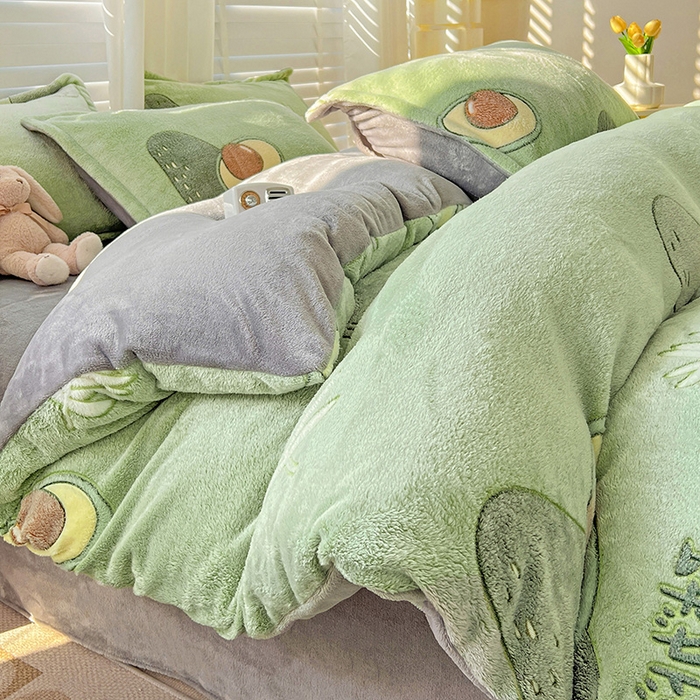 91家纺网 家纺一手货源 找家纺 梵克保罗 2025秋冬新品立体雪花绒单被套牛奶绒法莱绒雕花绒兔毛卡通四件套学生季四件套 爱心牛油果