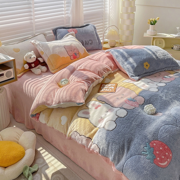 91家纺网 家纺一手货源 找家纺 梵克保罗 2025秋冬新品立体雪花绒单被套牛奶绒法莱绒雕花绒兔毛卡通四件套学生季四件套 草莓熊