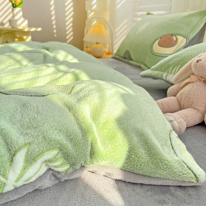 91家纺网 家纺一手货源 找家纺 梵克保罗 2025秋冬新品立体雪花绒单被套牛奶绒法莱绒雕花绒兔毛卡通四件套学生季四件套 爱心牛油果