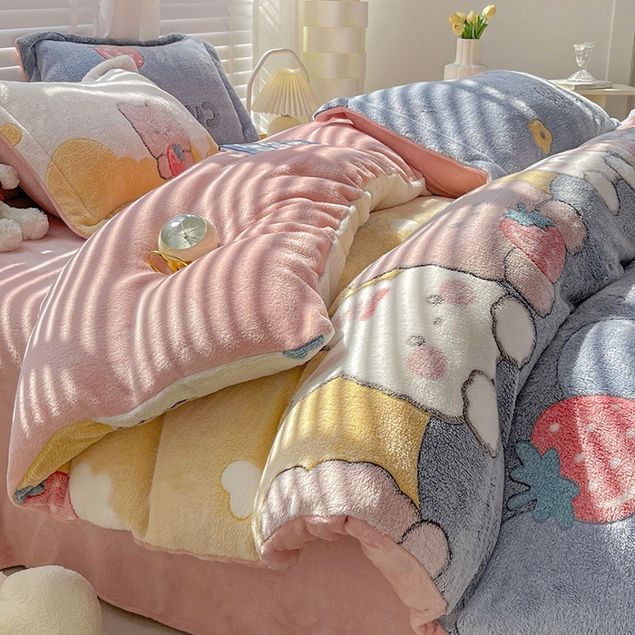 91家纺网 家纺一手货源 找家纺 梵克保罗 2025秋冬新品立体雪花绒单被套牛奶绒法莱绒雕花绒兔毛卡通四件套学生季四件套 草莓熊