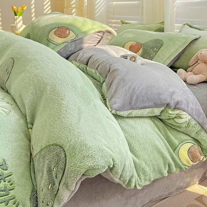 91家纺网 家纺一手货源 找家纺 梵克保罗 2025秋冬新品立体雪花绒单被套牛奶绒法莱绒雕花绒兔毛卡通四件套学生季四件套 爱心牛油果