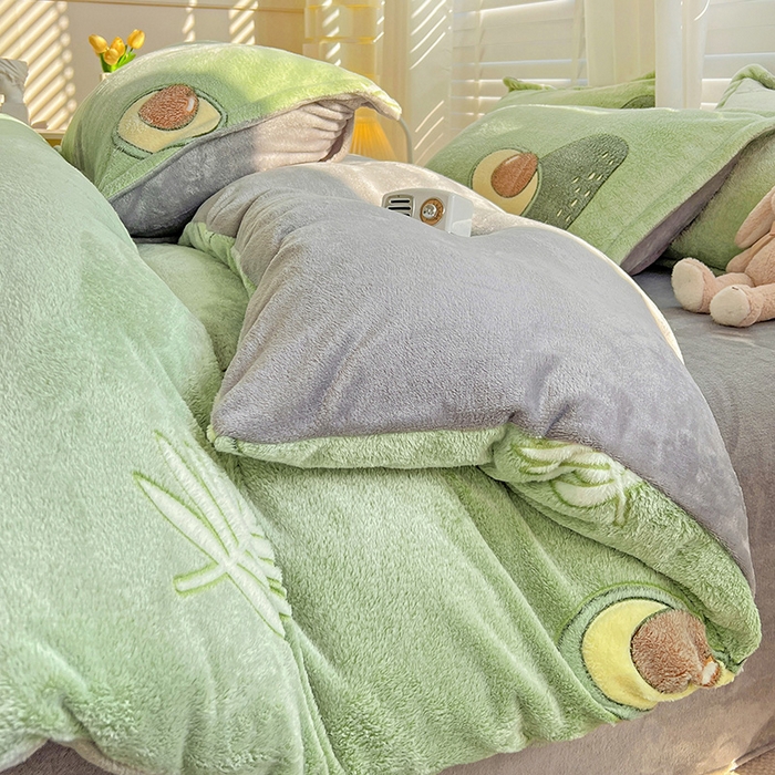 91家纺网 家纺一手货源 找家纺 梵克保罗 2025秋冬新品立体雪花绒单被套牛奶绒法莱绒雕花绒兔毛卡通四件套学生季四件套 爱心牛油果