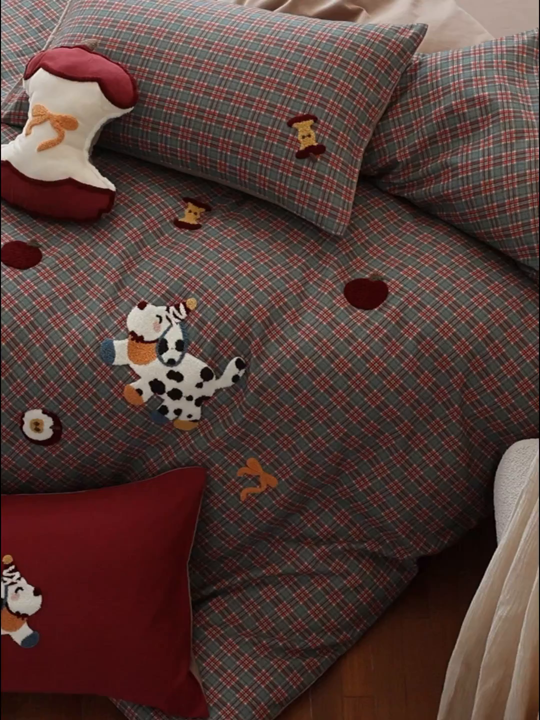 91家纺网 家纺一手货源 找家纺 风向标家纺 2025新款全棉50s磨毛数码印花毛巾绣四件套-风格二 多巴胺小花狗