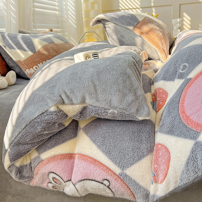 91家纺网 家纺一手货源 找家纺 梵克保罗 2025秋冬新品立体雪花绒单被套牛奶绒法莱绒雕花绒兔毛卡通四件套学生季四件套 幸运兔